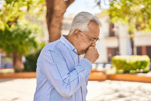 Rét đậm: Cách bảo vệ người cao tuổi khỏi viêm phổi nguy hiểm- Ảnh 1.