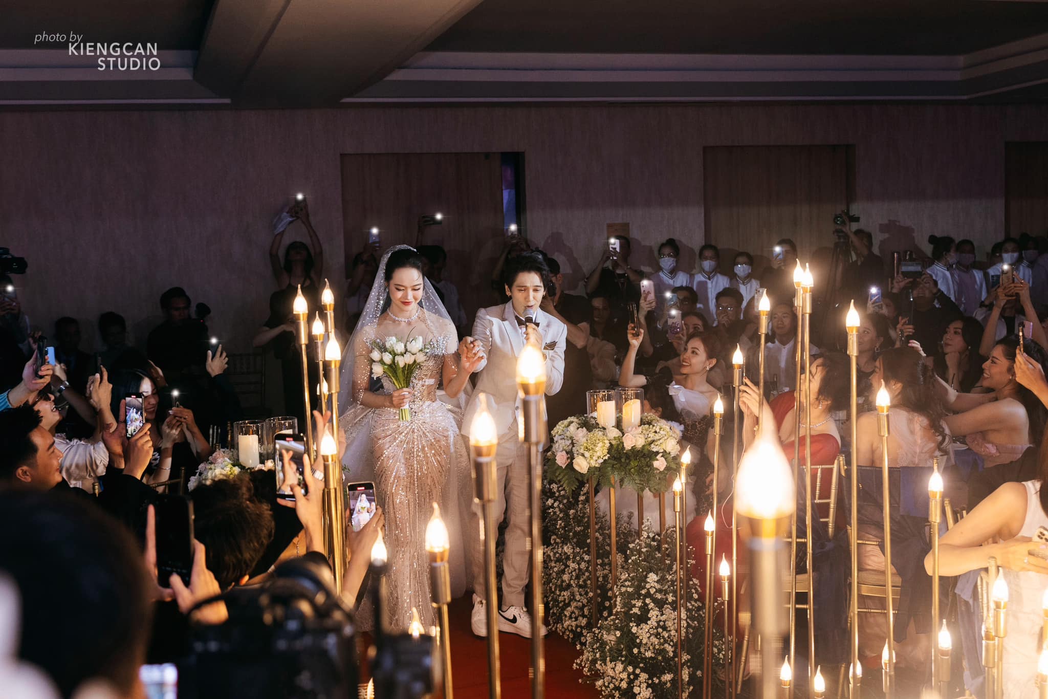 Hoa hậu Kiều Ngân bật khóc khi chồng quỳ gối cầu hôn trong lễ cưới- Ảnh 2.