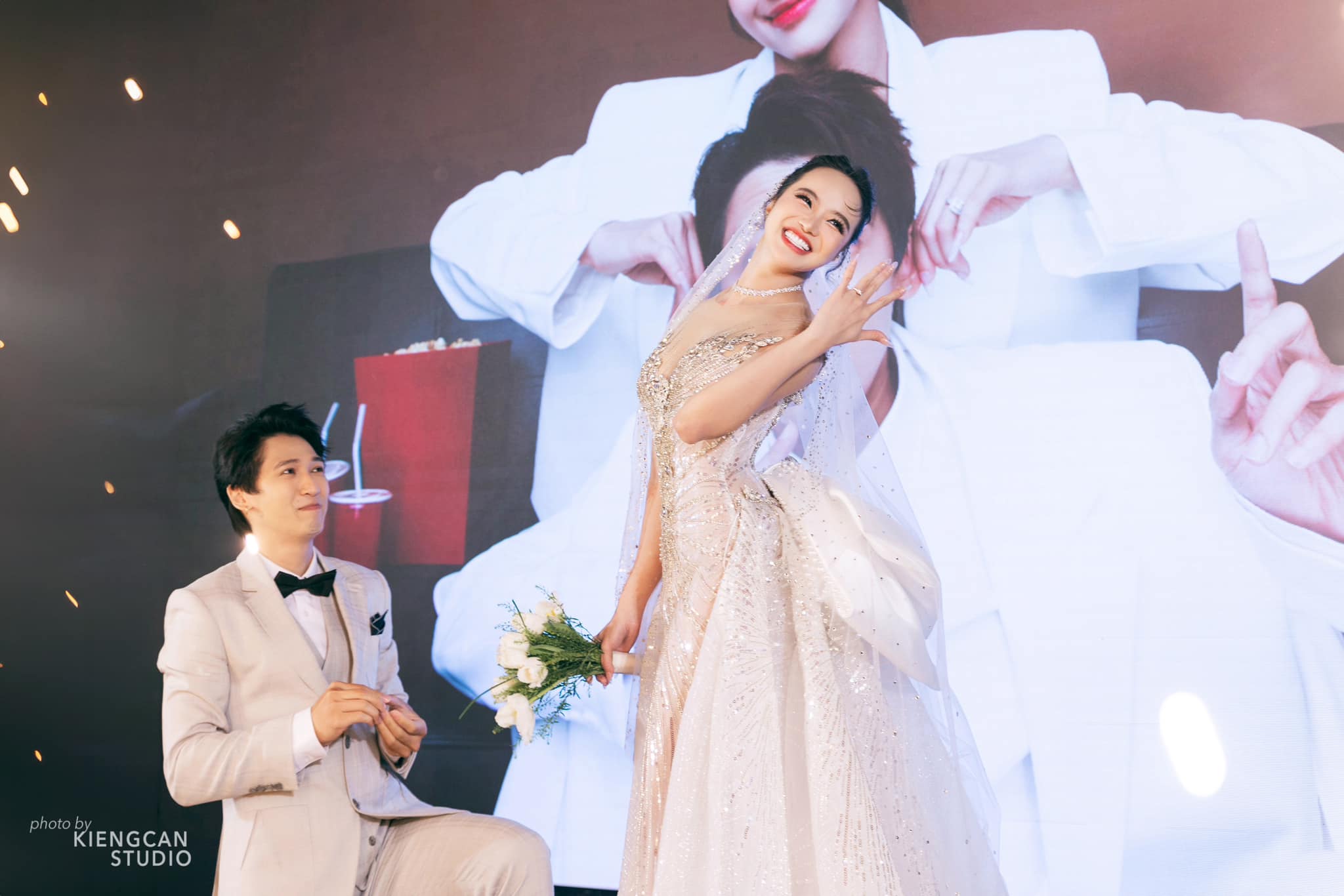 Hoa hậu Kiều Ngân bật khóc khi chồng quỳ gối cầu hôn trong lễ cưới- Ảnh 5.