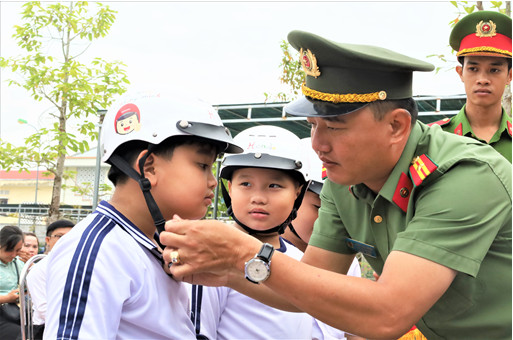 Tặng hơn 2.000 mũ bảo hiểm cho học sinh có hoàn cảnh khó khăn- Ảnh 1.