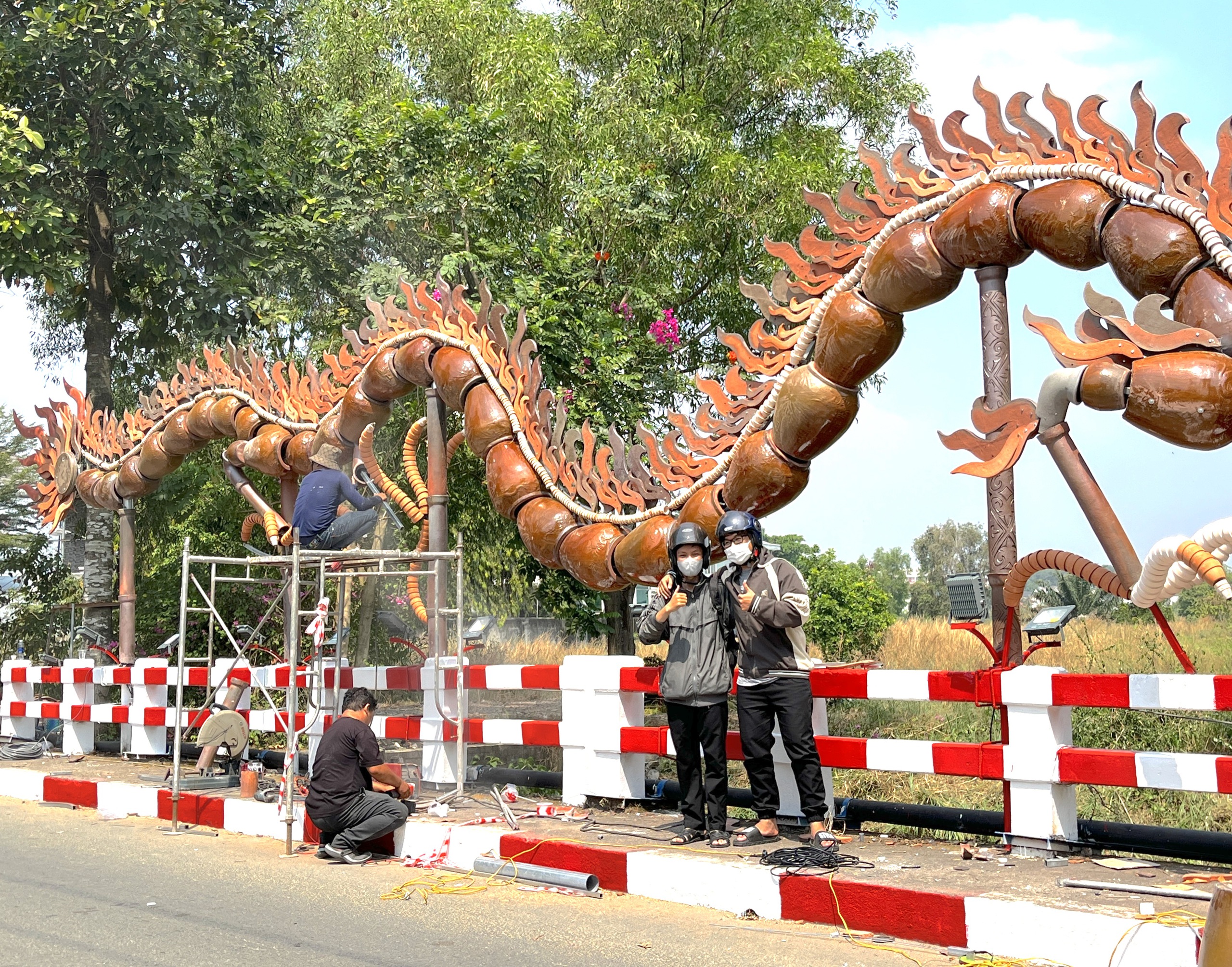 Độc lạ linh vật rồng làm từ lu, gốm sứ, có thể 'phun lửa'- Ảnh 5.