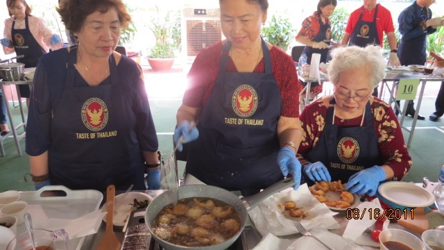 Tổng lãnh sự quán Thái Lan tổ chức chương trình hướng dẫn nấu món ăn Thái- Ảnh 9.