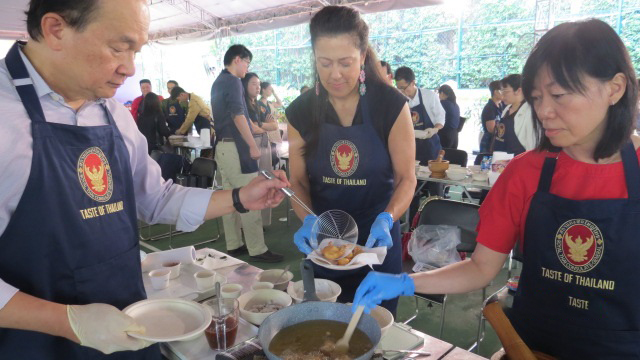 Tổng lãnh sự quán Thái Lan tổ chức chương trình hướng dẫn nấu món ăn Thái- Ảnh 11.