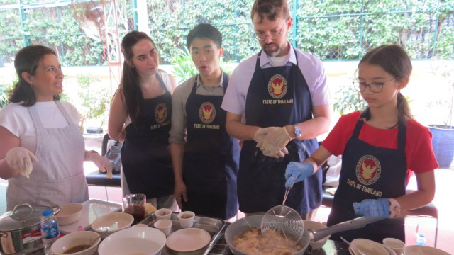 Tổng lãnh sự quán Thái Lan tổ chức chương trình hướng dẫn nấu món ăn Thái- Ảnh 10.