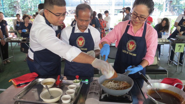 Tổng lãnh sự quán Thái Lan tổ chức chương trình hướng dẫn nấu món ăn Thái- Ảnh 6.