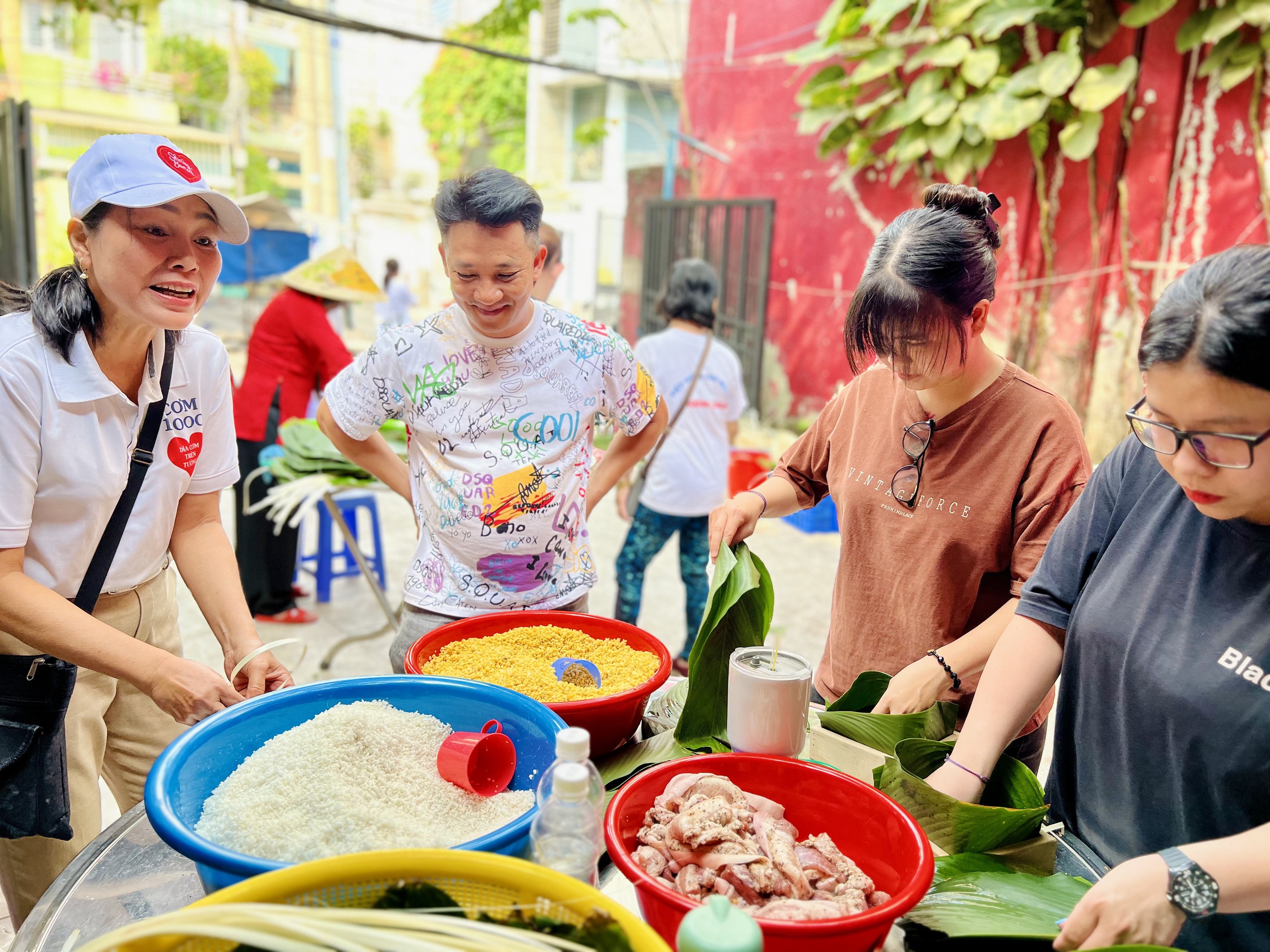 Mong 'ai cũng có tết', xúm lại gói gần 1.000 bánh chưng để tặng người xa quê- Ảnh 1.