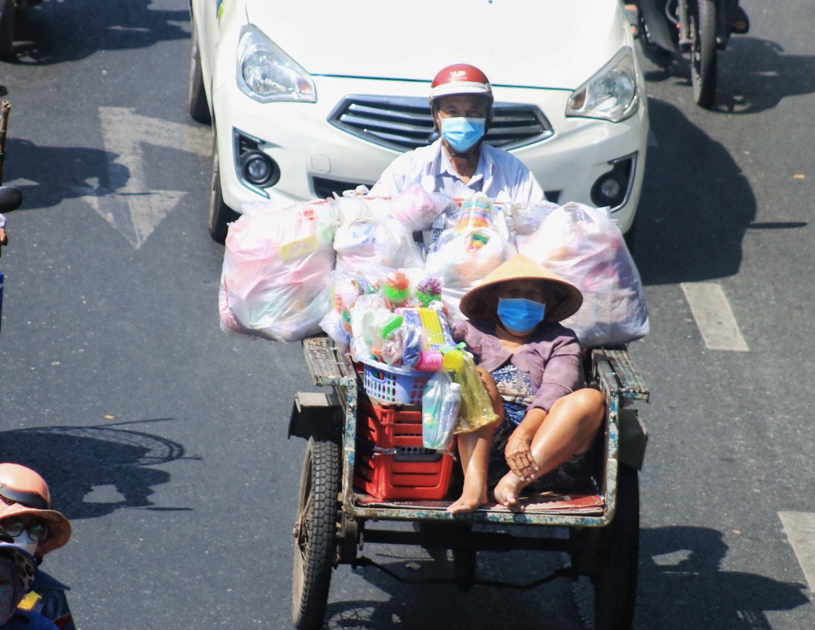 Giữa trưa chủ nhật, đường phố TP.HCM dòng xe ken cứng: Người người hối hả lo tết- Ảnh 10.