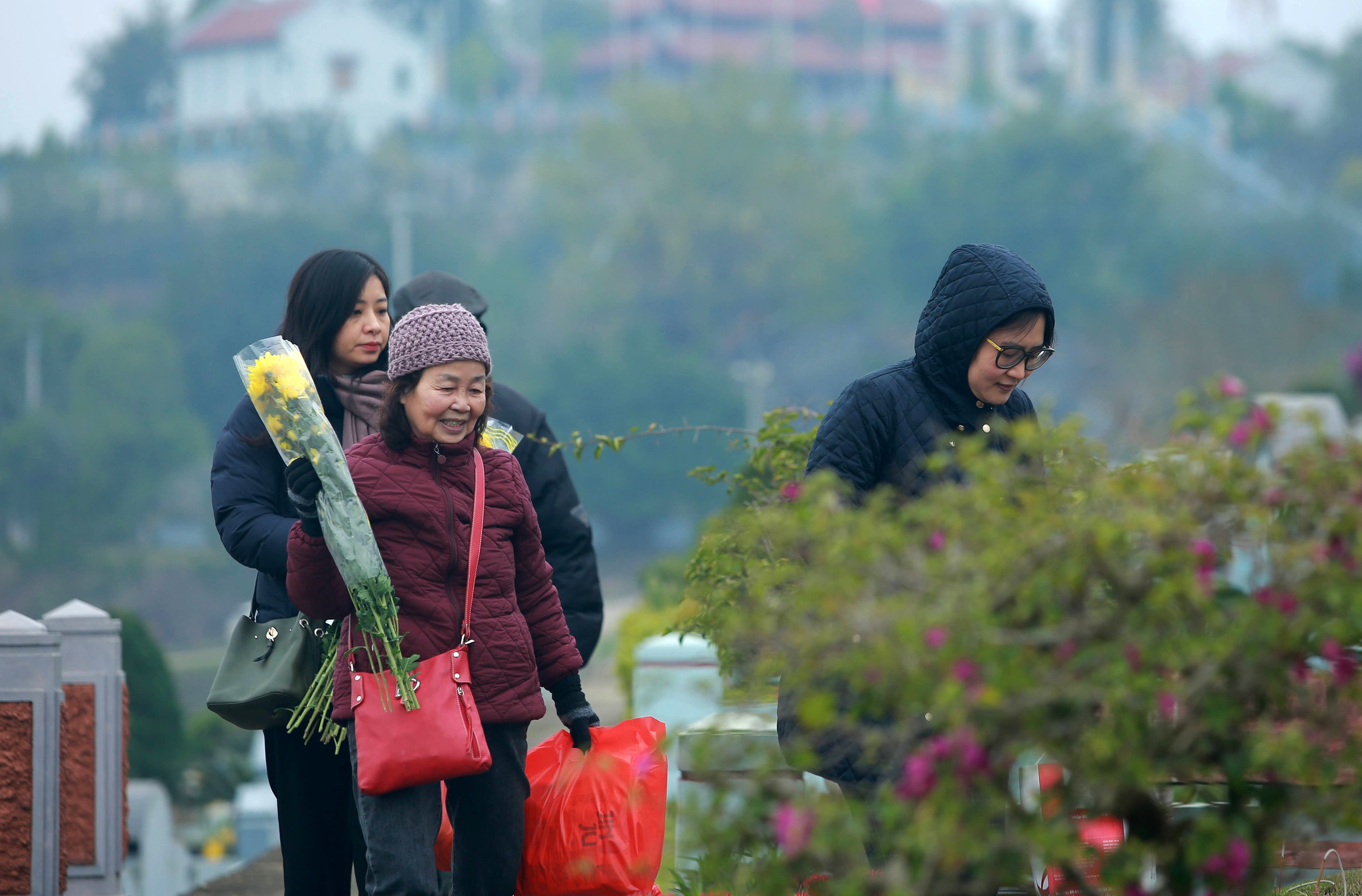 Tảo mộ cận tết, người phụ nữ đốt nhật ký thay vàng mã cho chồng đã khuất- Ảnh 4.