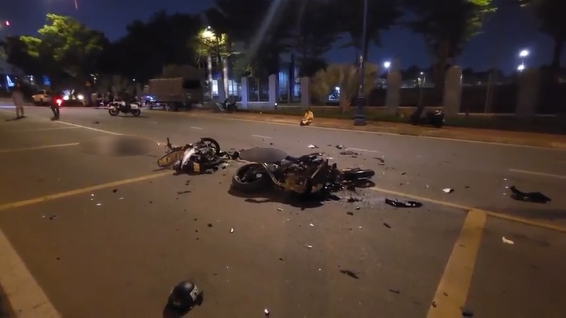 Kinh hoàng tai nạn mô tô trên đường song hành Xa lộ Hà Nội- Ảnh 1.
