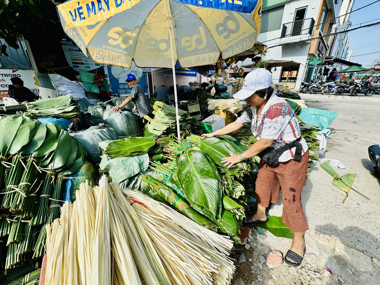 Chợ lá dong lớn nhất TP.HCM họp sớm- Ảnh 1.