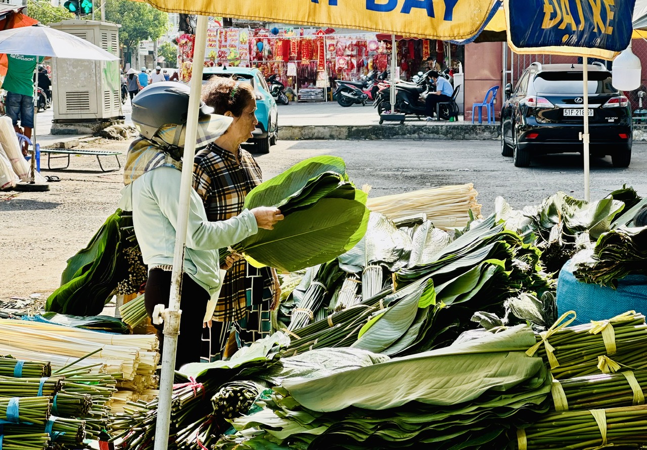 Chợ lá dong lớn nhất TP.HCM họp sớm- Ảnh 8.