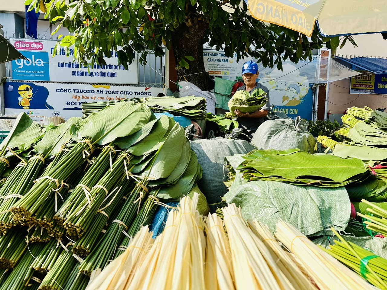 Chợ lá dong lớn nhất TP.HCM họp sớm- Ảnh 6.