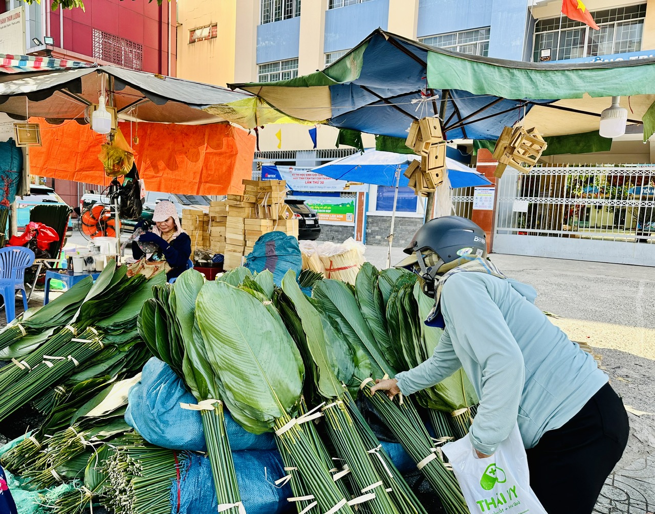 Chợ lá dong lớn nhất TP.HCM họp sớm- Ảnh 9.