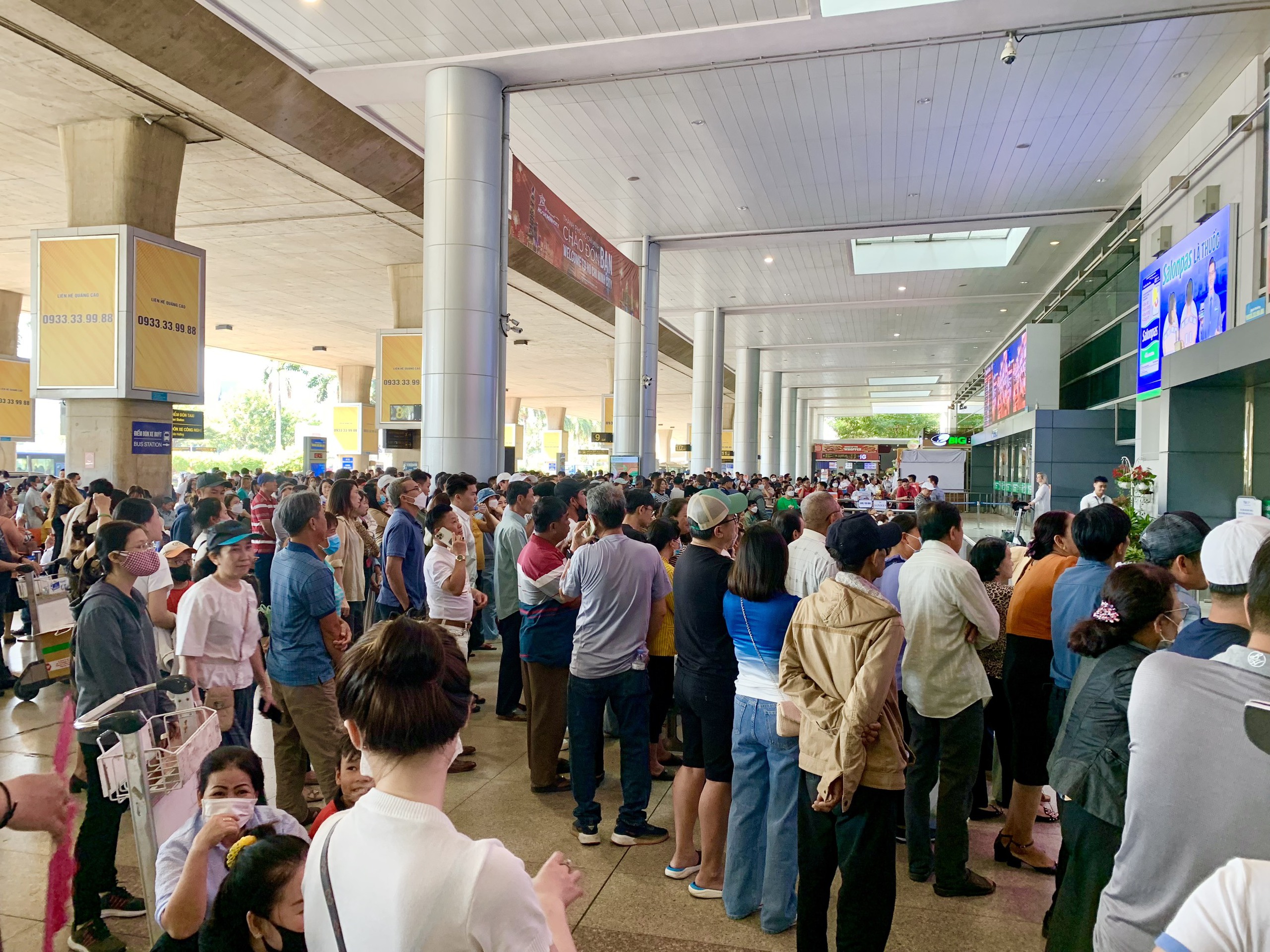 Sân bay Tân Sơn Nhất nhộn nhịp đón Việt kiều về ăn tết: Mong ngóng đoàn tụ- Ảnh 9.