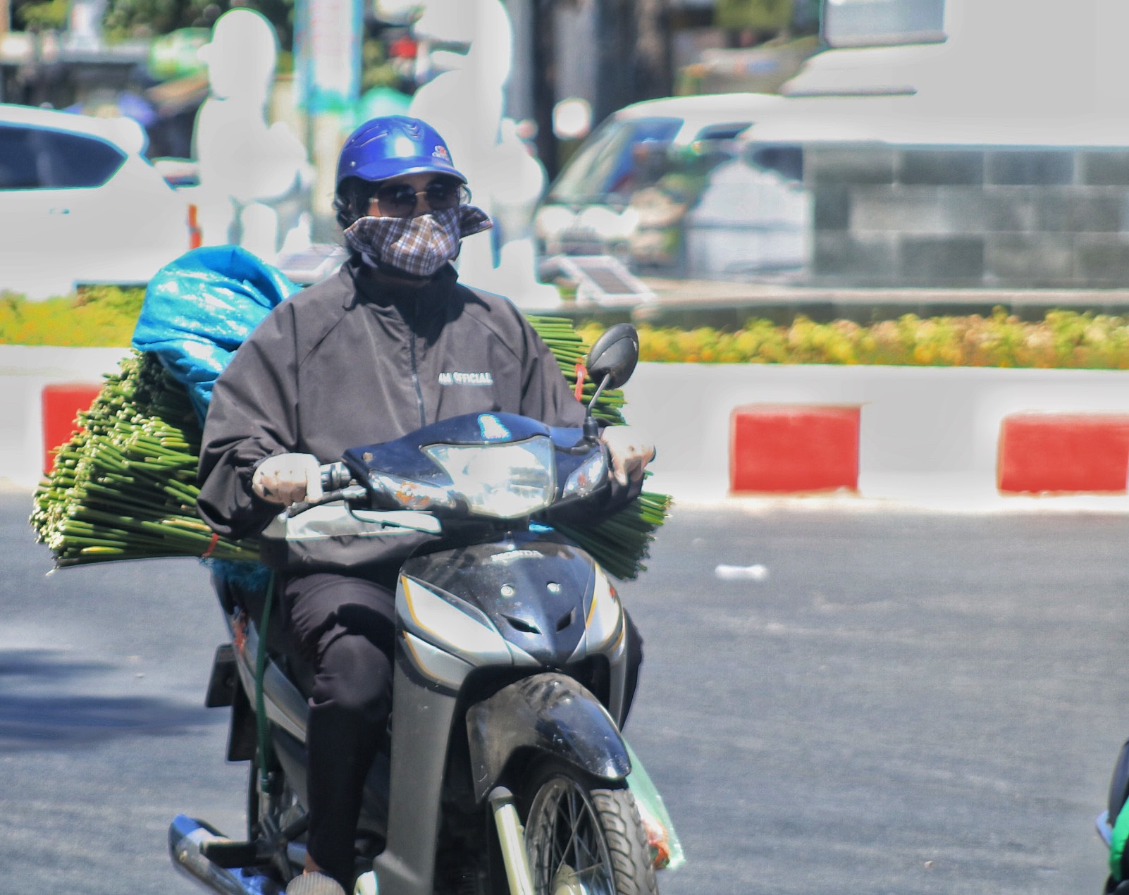 Hối hả những chuyến xe hàng giáp tết, đường phố TP.HCM ùn tắc giờ cao điểm- Ảnh 8.