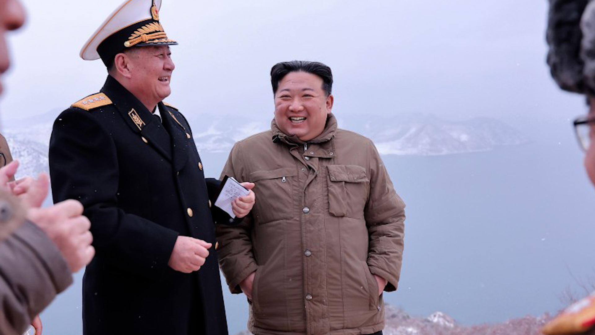 Nhà lãnh đạo Kim Jong-un quan sát phóng tên lửa hành trình từ tàu ngầm- Ảnh 1.