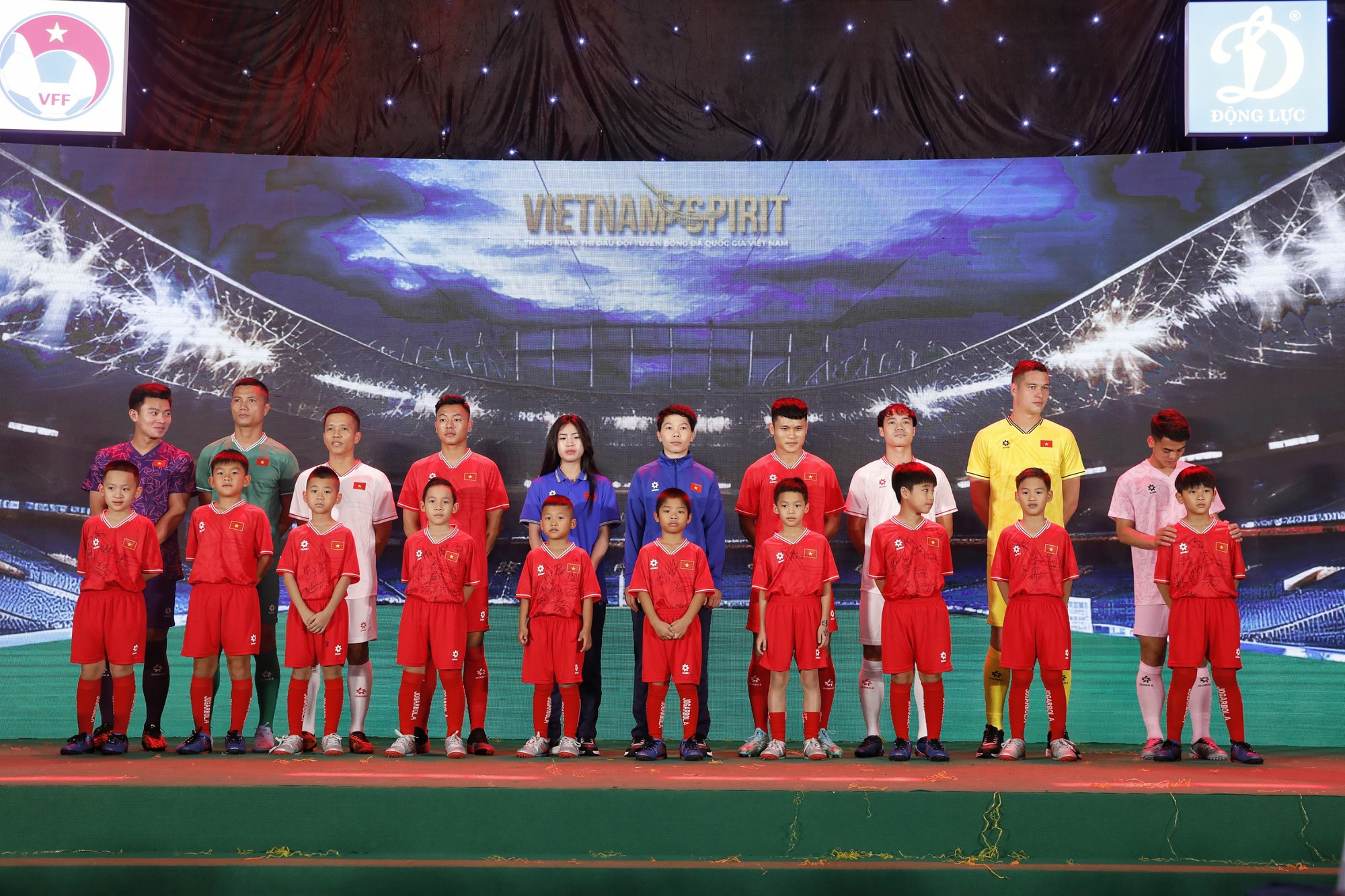 Tổng thư ký VFF làm trưởng đoàn, đội tuyển Việt Nam mặc áo mới dự Asian Cup- Ảnh 3.