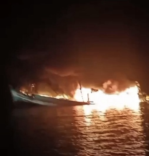 Điều tra vụ tàu cá bị ném bom xăng gây cháy và chìm trên biển Cà Mau- Ảnh 1.