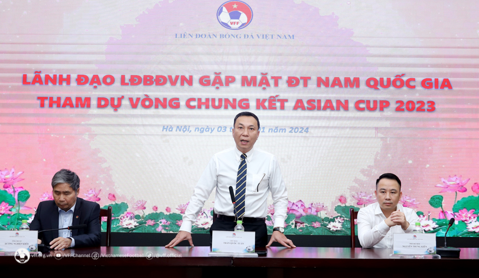 Chủ tịch VFF lì xì đội tuyển Việt Nam trước Asian Cup, HLV Troussier thốt lời cảm động- Ảnh 2.