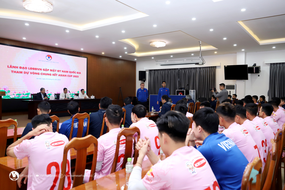 Chủ tịch VFF lì xì đội tuyển Việt Nam trước Asian Cup, HLV Troussier thốt lời cảm động- Ảnh 4.