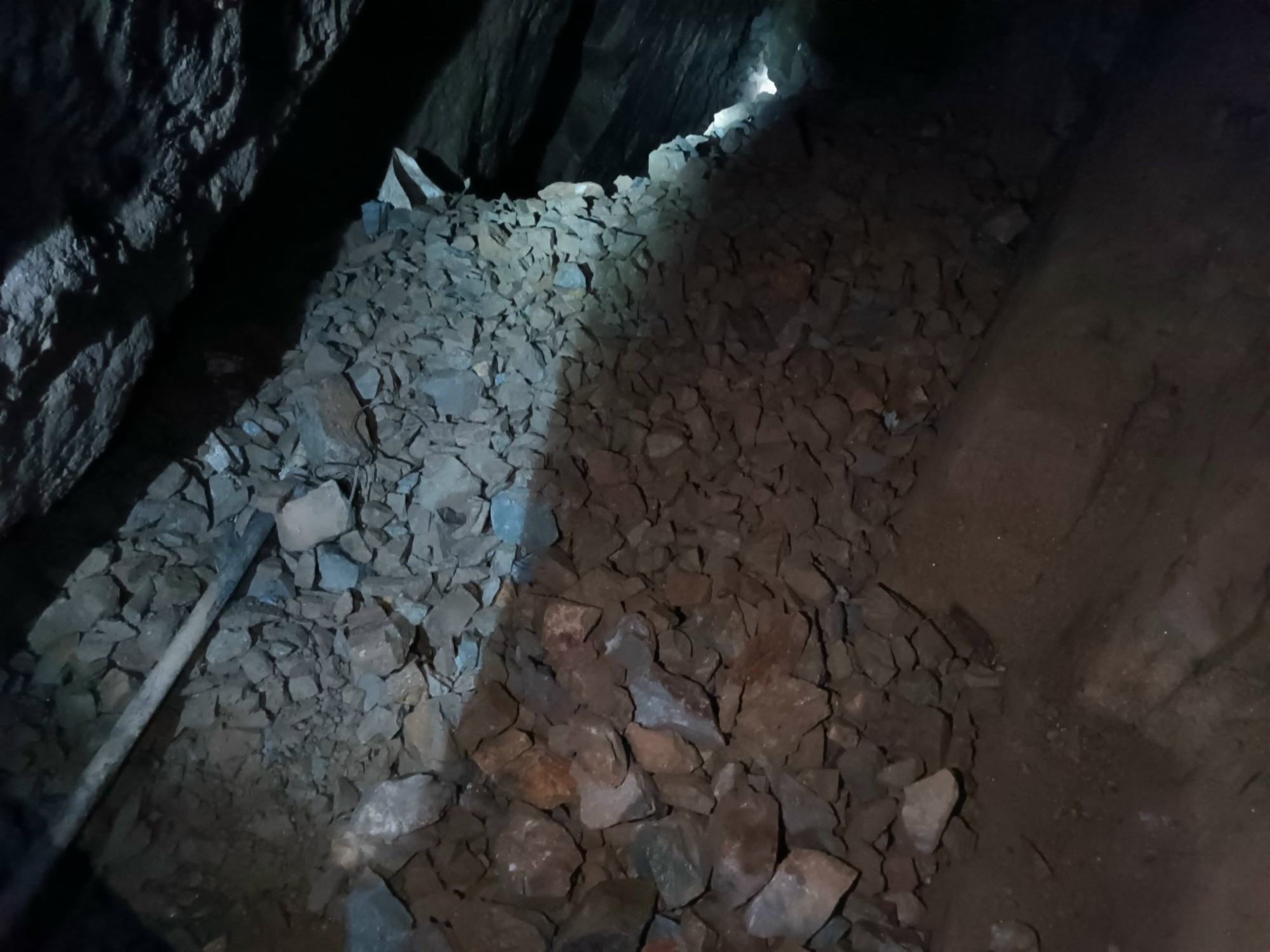 Đào hầm sâu 80 m, khai thác trái phép 1 tấn quặng vàng- Ảnh 3.