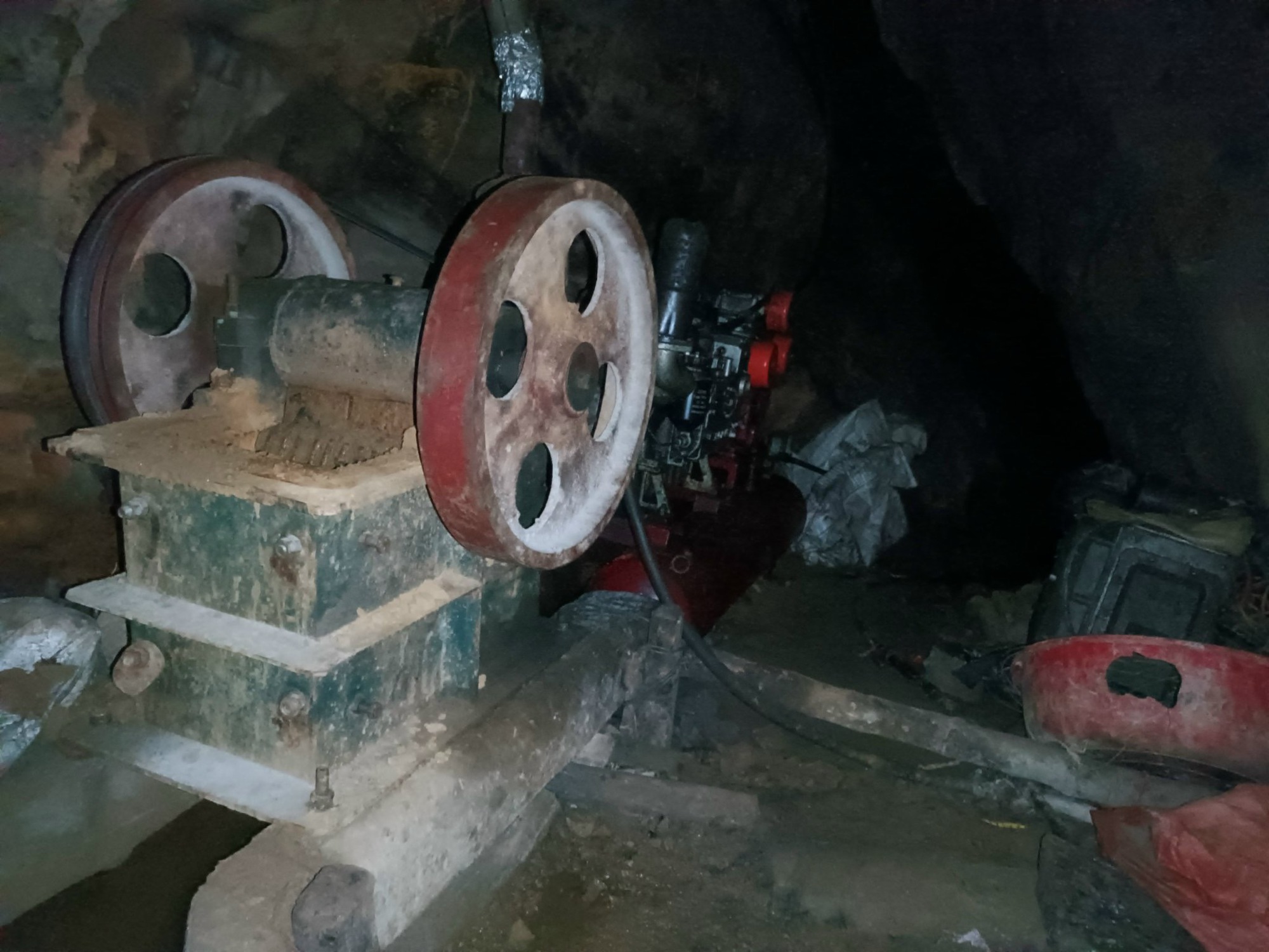 Đào hầm sâu 80 m, khai thác trái phép 1 tấn quặng vàng- Ảnh 4.