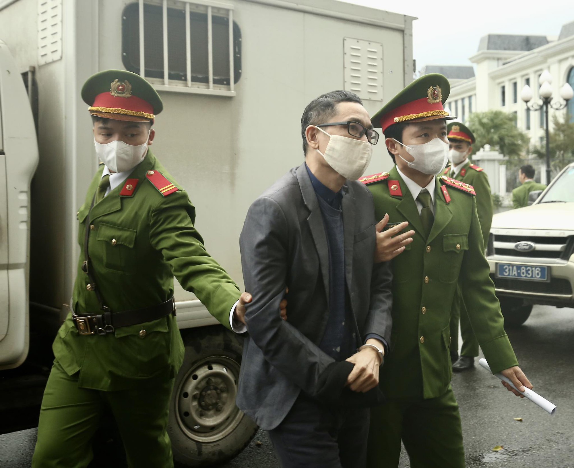 Cựu Bộ trưởng Y tế Nguyễn Thanh Long hầu tòa vụ Việt Á với mái tóc bạc trắng- Ảnh 7.