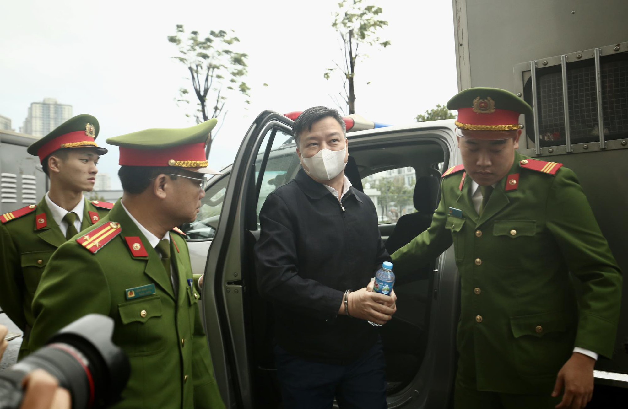 Cựu Bộ trưởng Y tế Nguyễn Thanh Long hầu tòa vụ Việt Á với mái tóc bạc trắng- Ảnh 8.