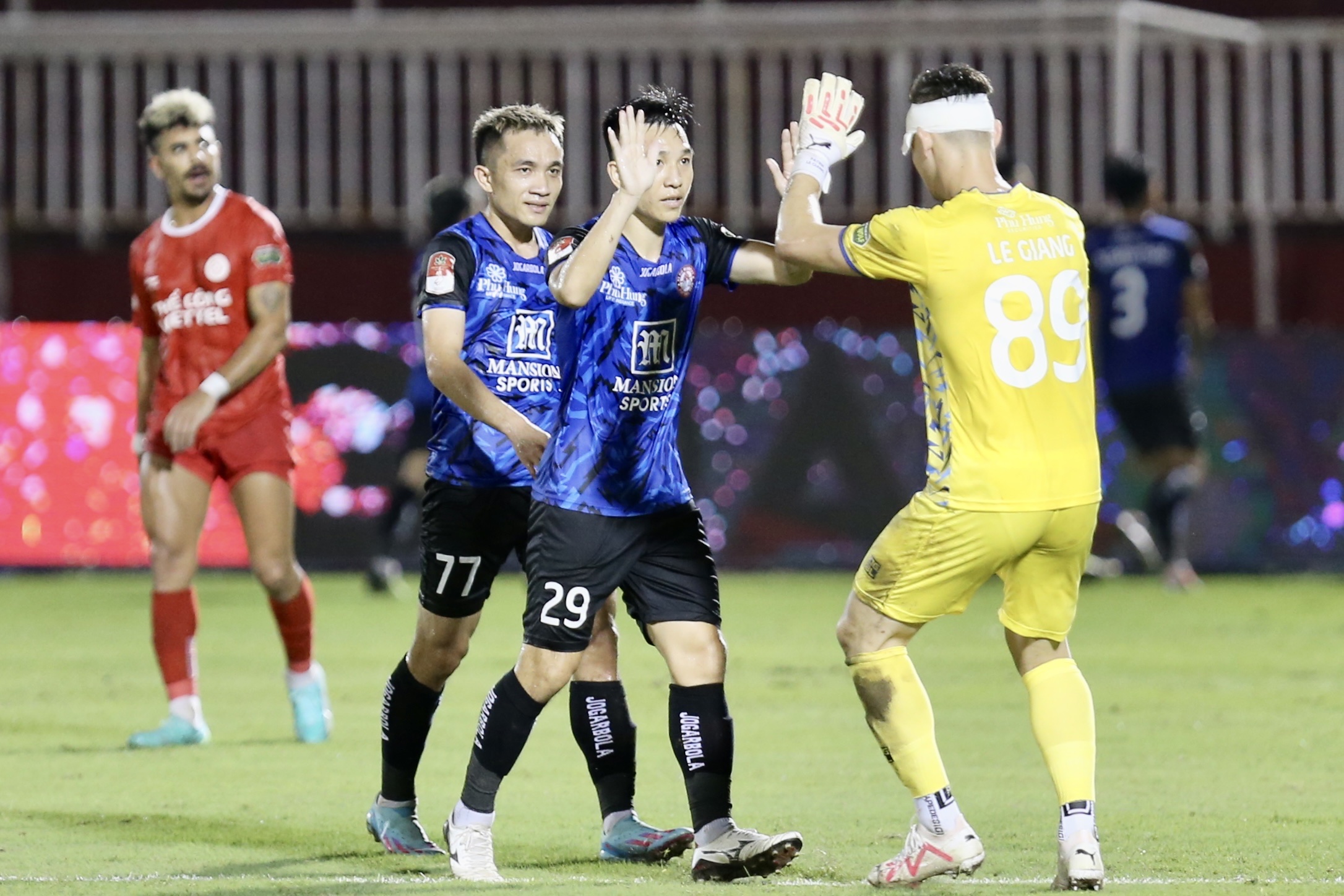 Sầm Ngọc Đức và Patrick Lê Giang giúp CLB TP.HCM thắng CLB Thể Công Viettel 2-0