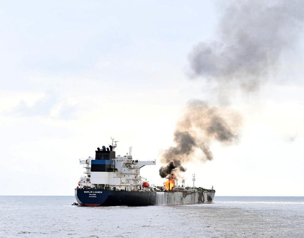 Houthi mở rộng tấn công, tàu chở dầu ở biển Đỏ bốc cháy- Ảnh 1.