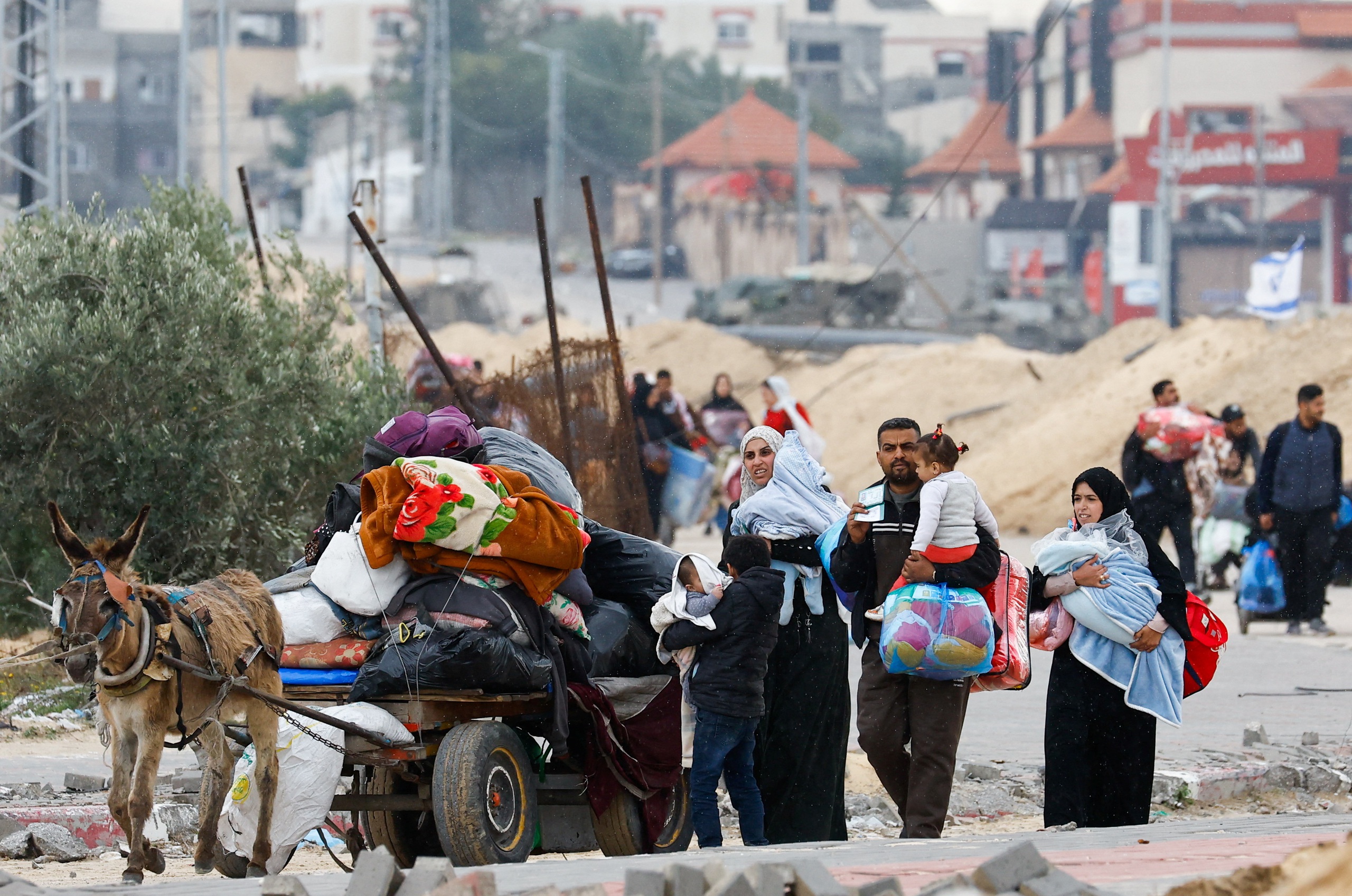 Israel tiếp tục tấn công Khan Younis, người dân Gaza chẳng biết chạy đâu giữa giá lạnh- Ảnh 1.