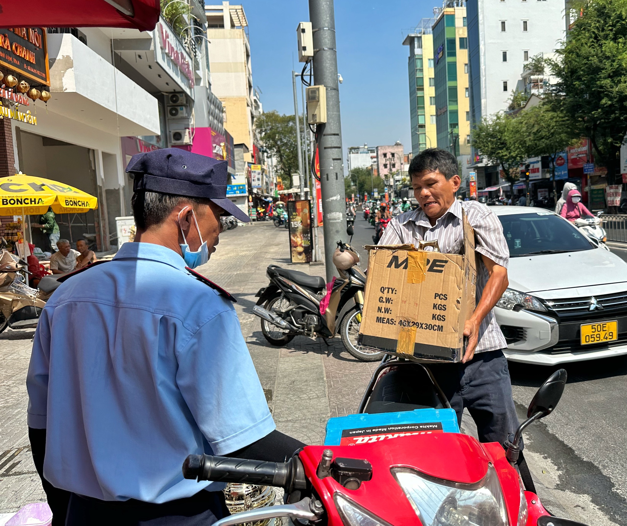 'Đệ nhất cao thủ' đánh bóng lư đồng ở TP.HCM làm không nghỉ, kiếm tiền triệu ăn tết- Ảnh 8.