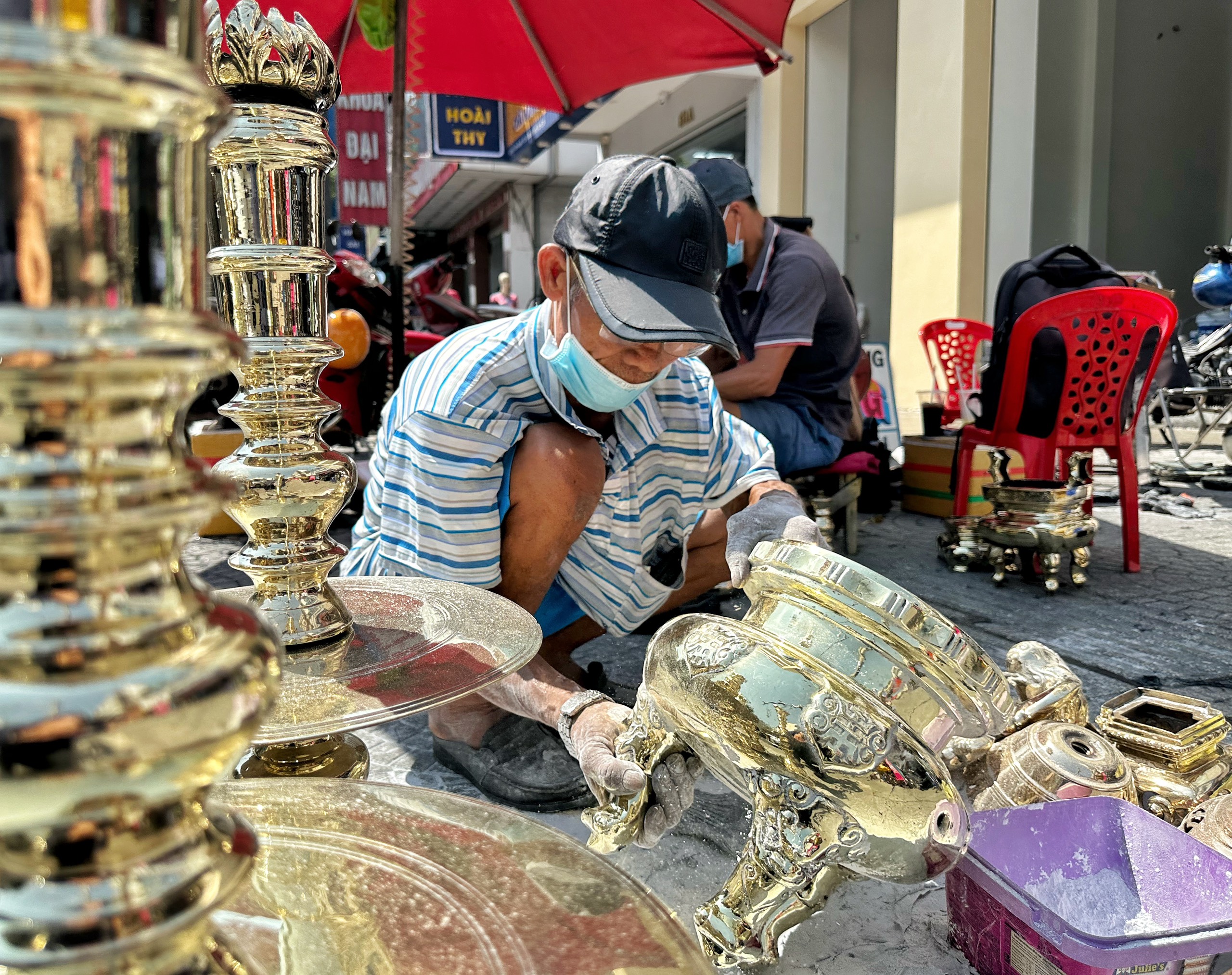 'Đệ nhất cao thủ' đánh bóng lư đồng ở TP.HCM làm không nghỉ, kiếm tiền triệu ăn tết- Ảnh 1.