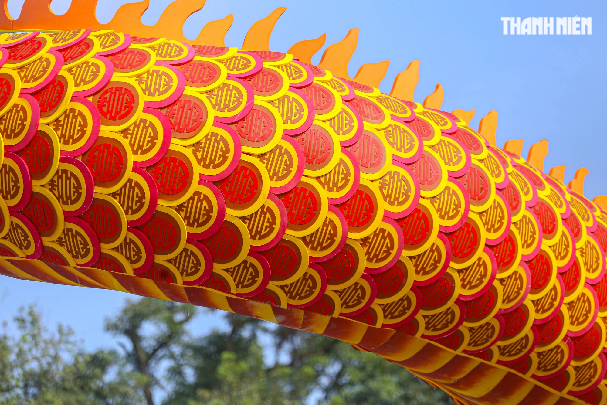 Linh vật rồng xứ Huế khổng lồ uốn lượn: Được tạo hình từ kiến trúc và bảo vật triều Nguyễn- Ảnh 4.