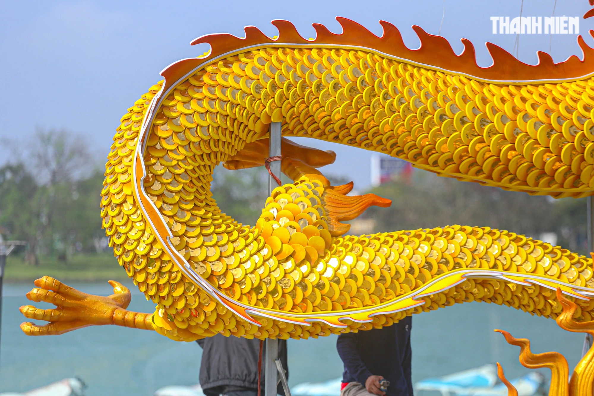 Linh vật rồng xứ Huế khổng lồ uốn lượn: Được tạo hình từ kiến trúc và bảo vật triều Nguyễn- Ảnh 8.