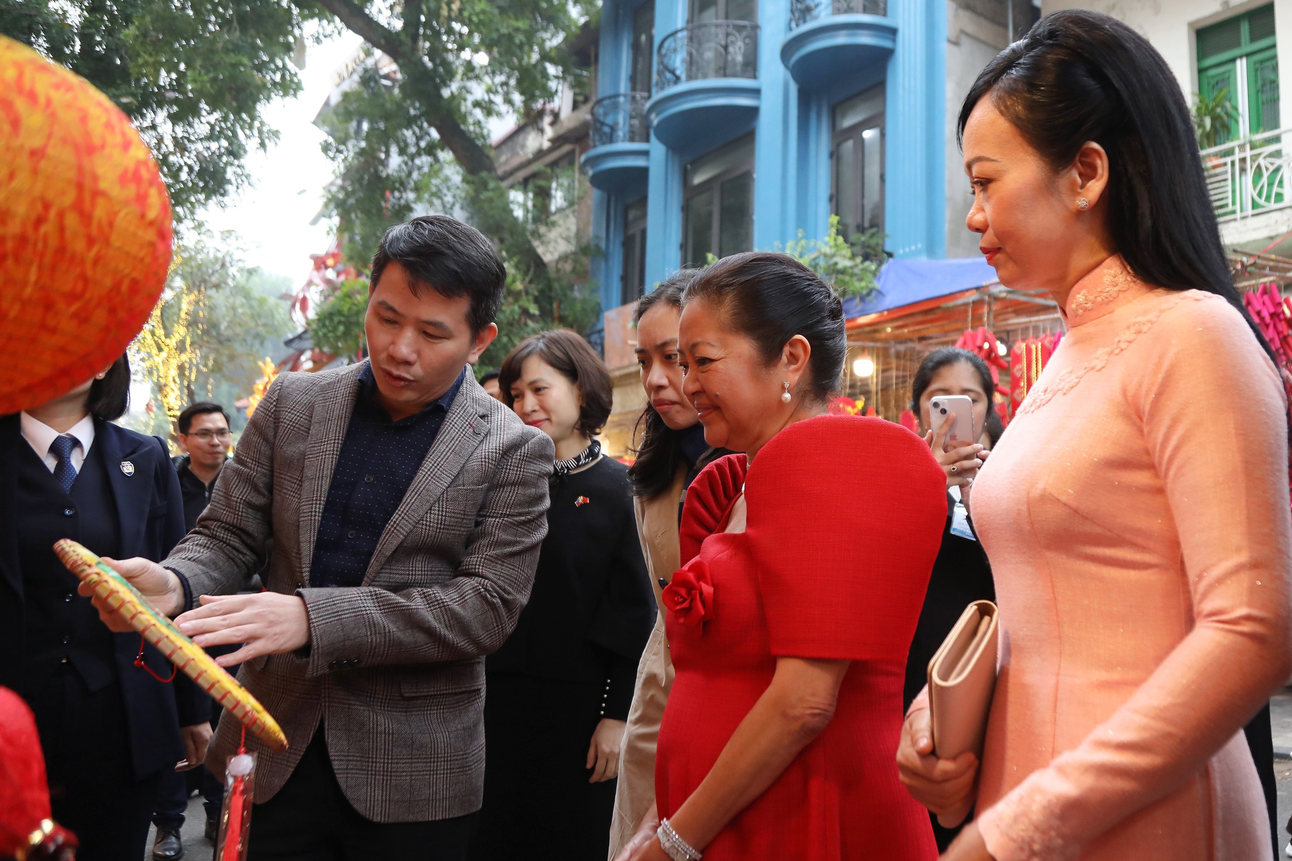 Phu nhân Chủ tịch nước và phu nhân Tổng thống Philippines đi chợ hoa Hàng Lược- Ảnh 3.