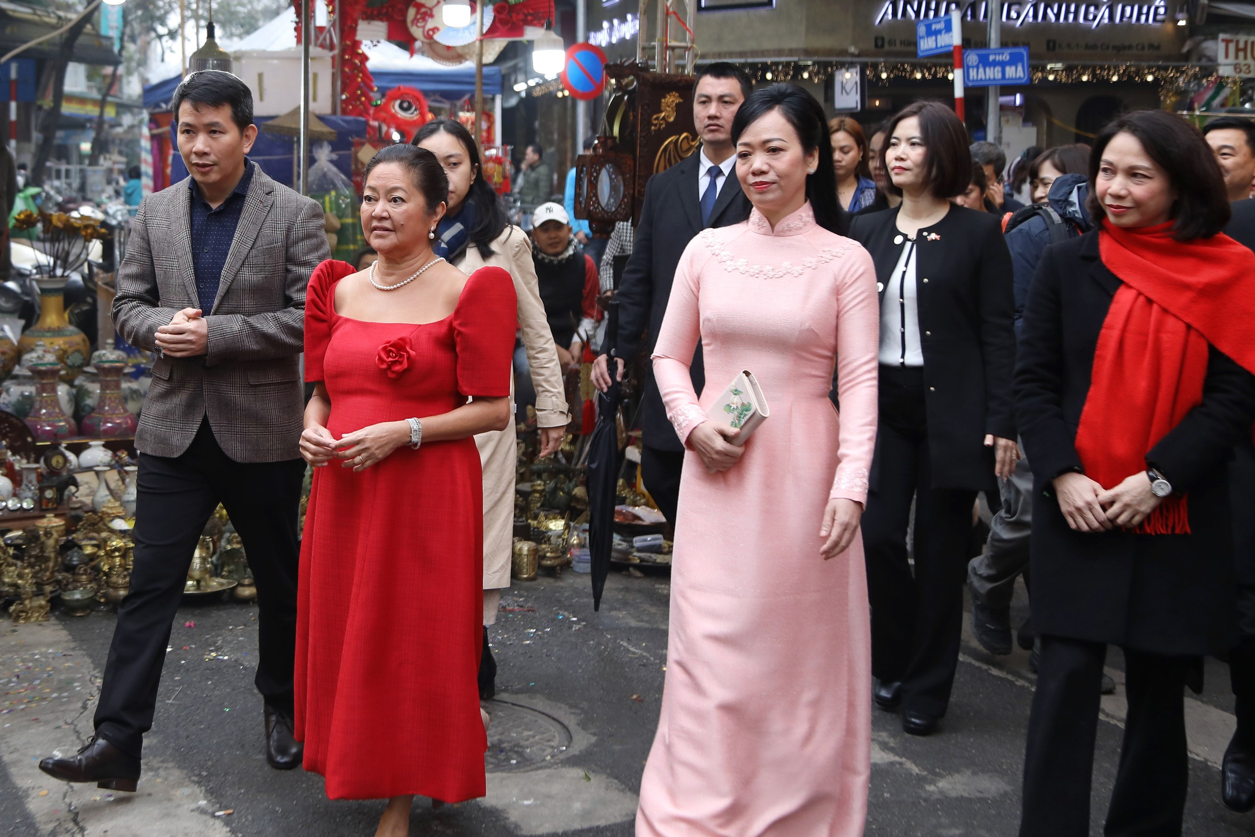 Phu nhân Chủ tịch nước và phu nhân Tổng thống Philippines đi chợ hoa Hàng Lược- Ảnh 4.