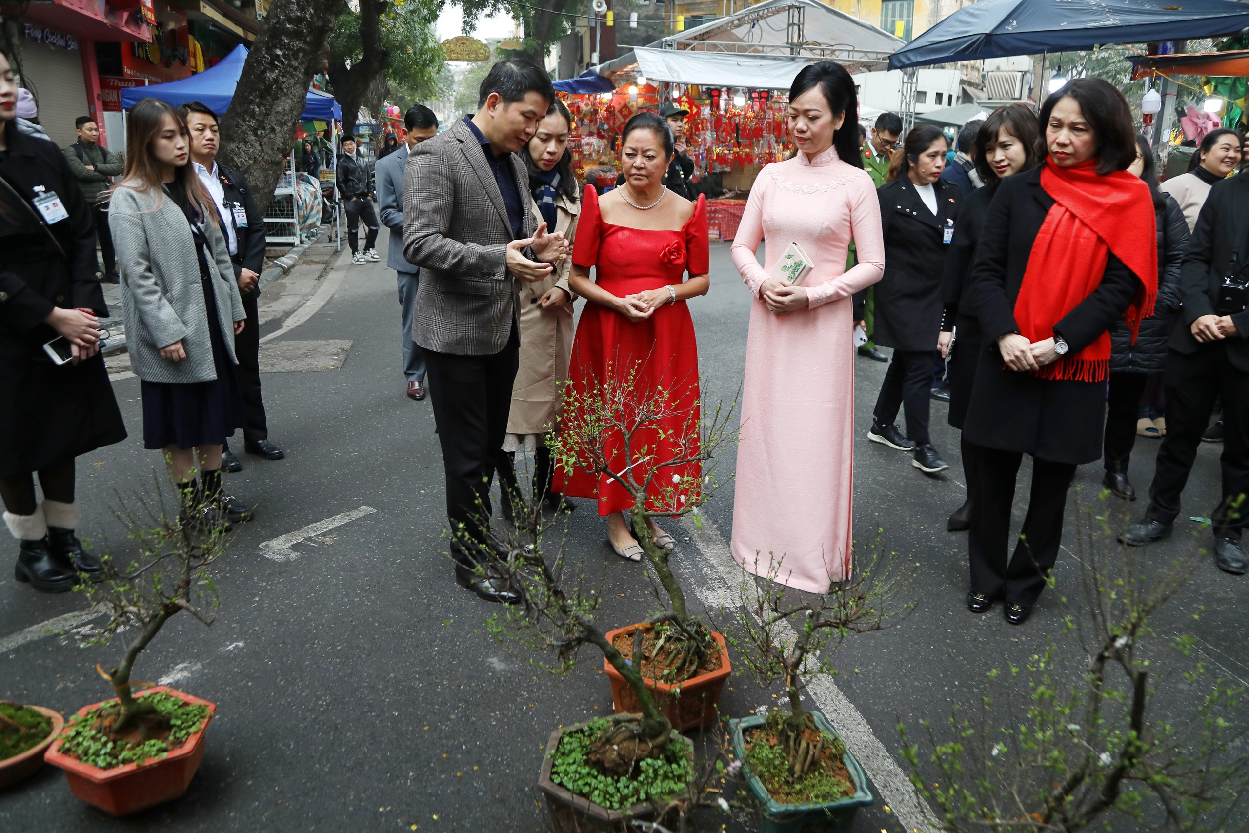 Phu nhân Chủ tịch nước và phu nhân Tổng thống Philippines đi chợ hoa Hàng Lược- Ảnh 5.
