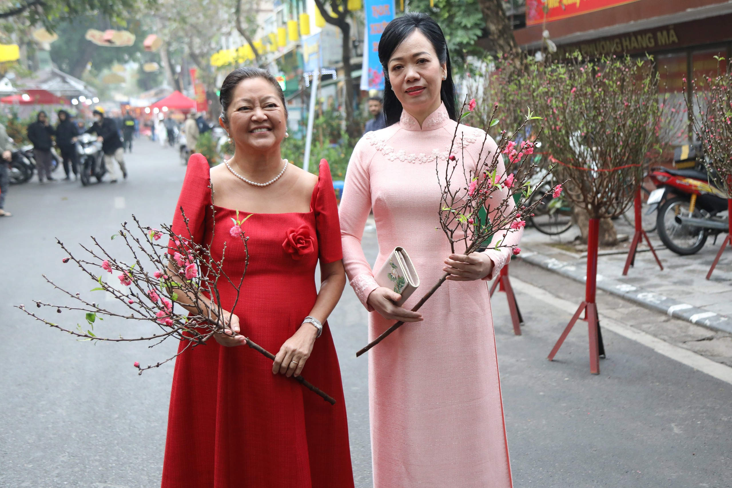 Phu nhân Chủ tịch nước và phu nhân Tổng thống Philippines đi chợ hoa Hàng Lược- Ảnh 7.