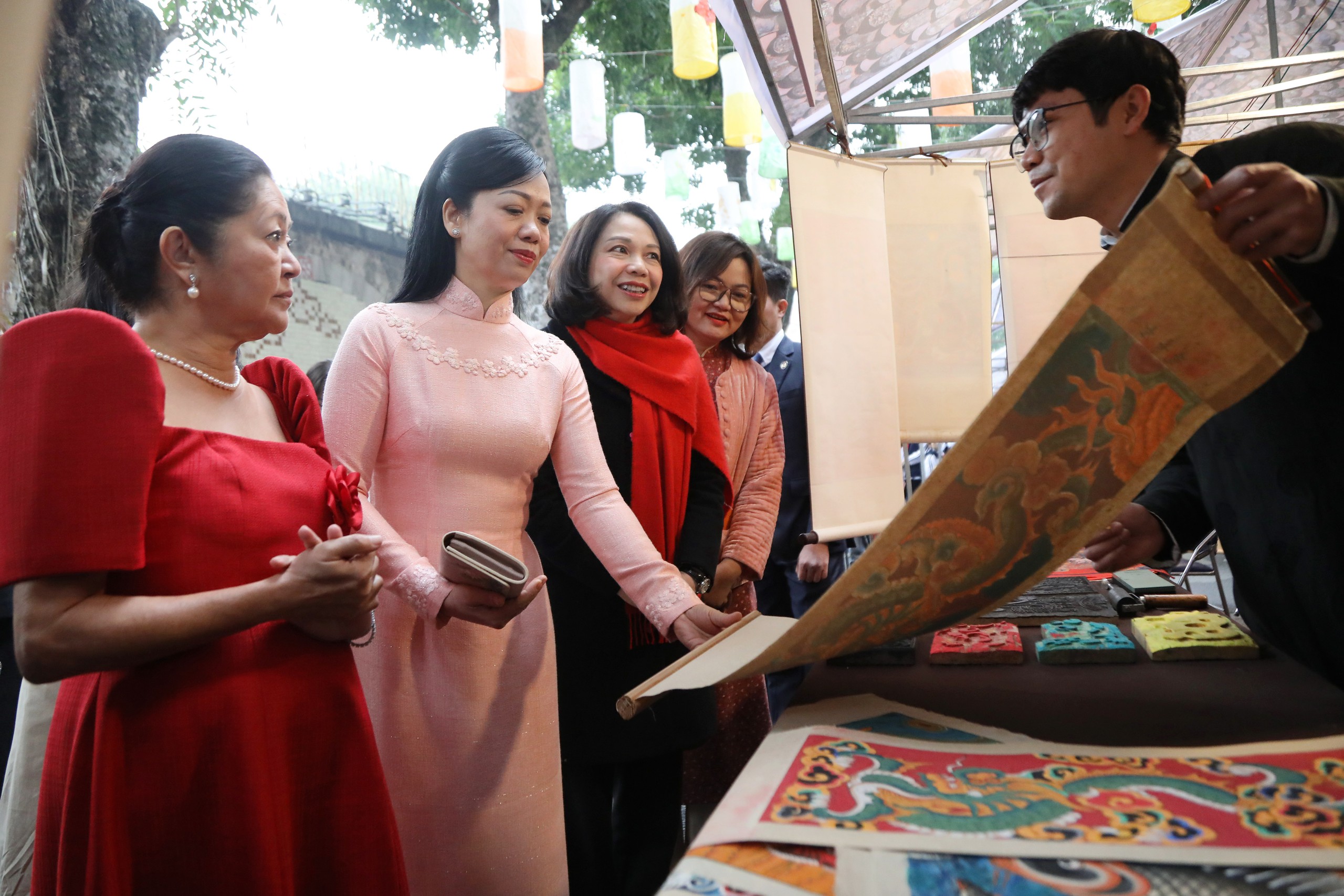 Phu nhân Chủ tịch nước và phu nhân Tổng thống Philippines đi chợ hoa Hàng Lược- Ảnh 8.