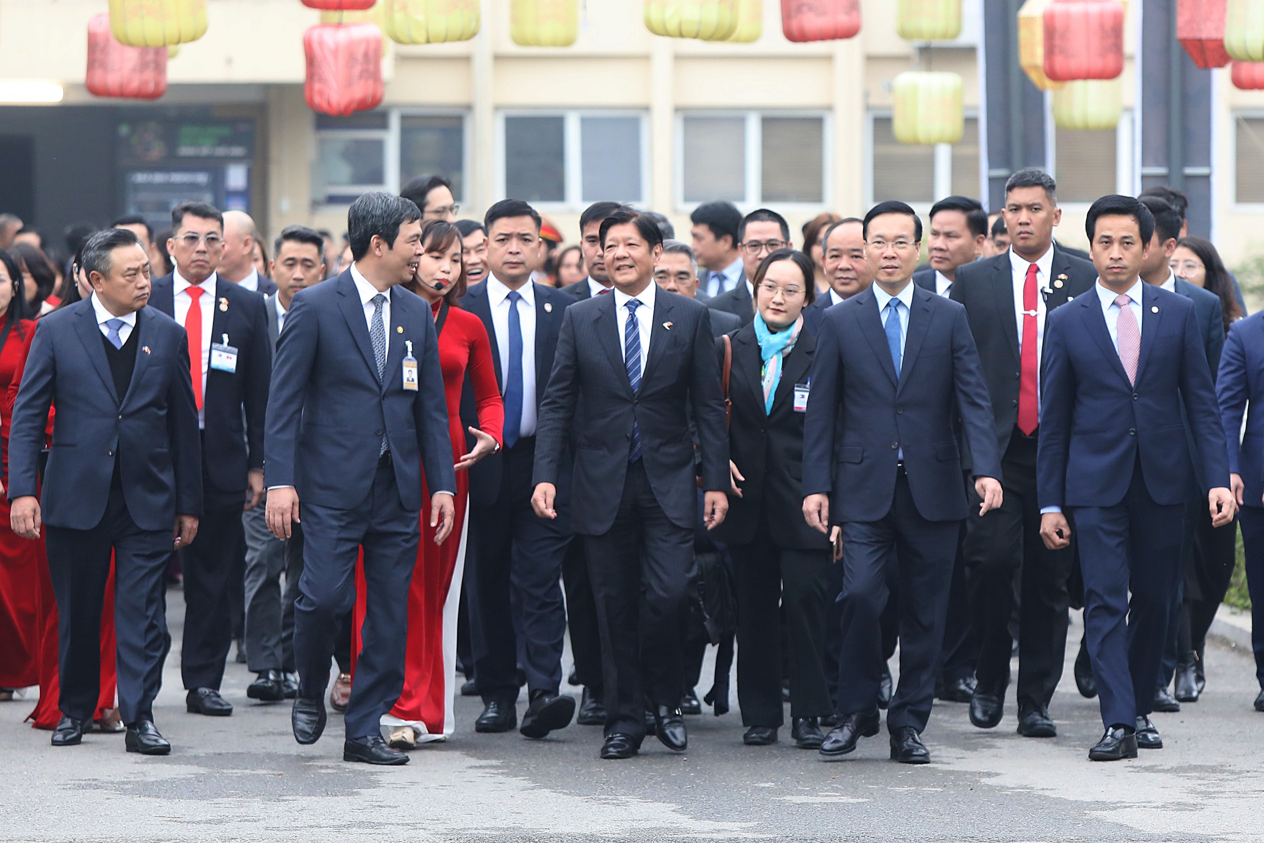 Chủ tịch nước Võ Văn Thưởng và Tổng thống Philippines thăm Hoàng thành Thăng Long- Ảnh 1.