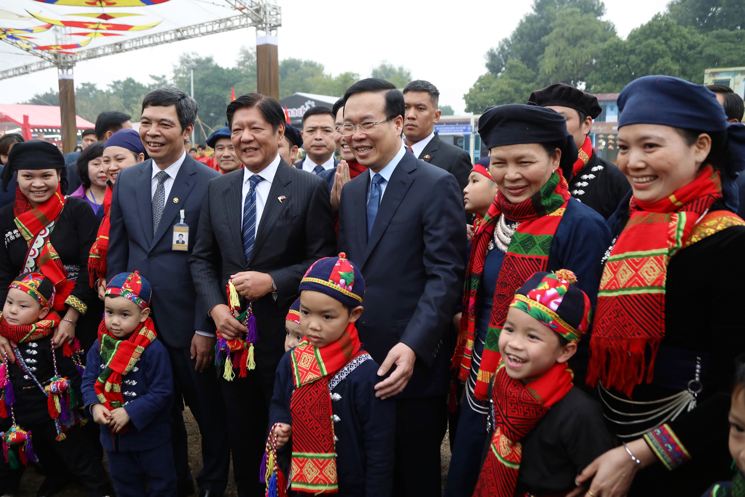 Chủ tịch nước Võ Văn Thưởng và Tổng thống Philippines thăm Hoàng thành Thăng Long- Ảnh 2.
