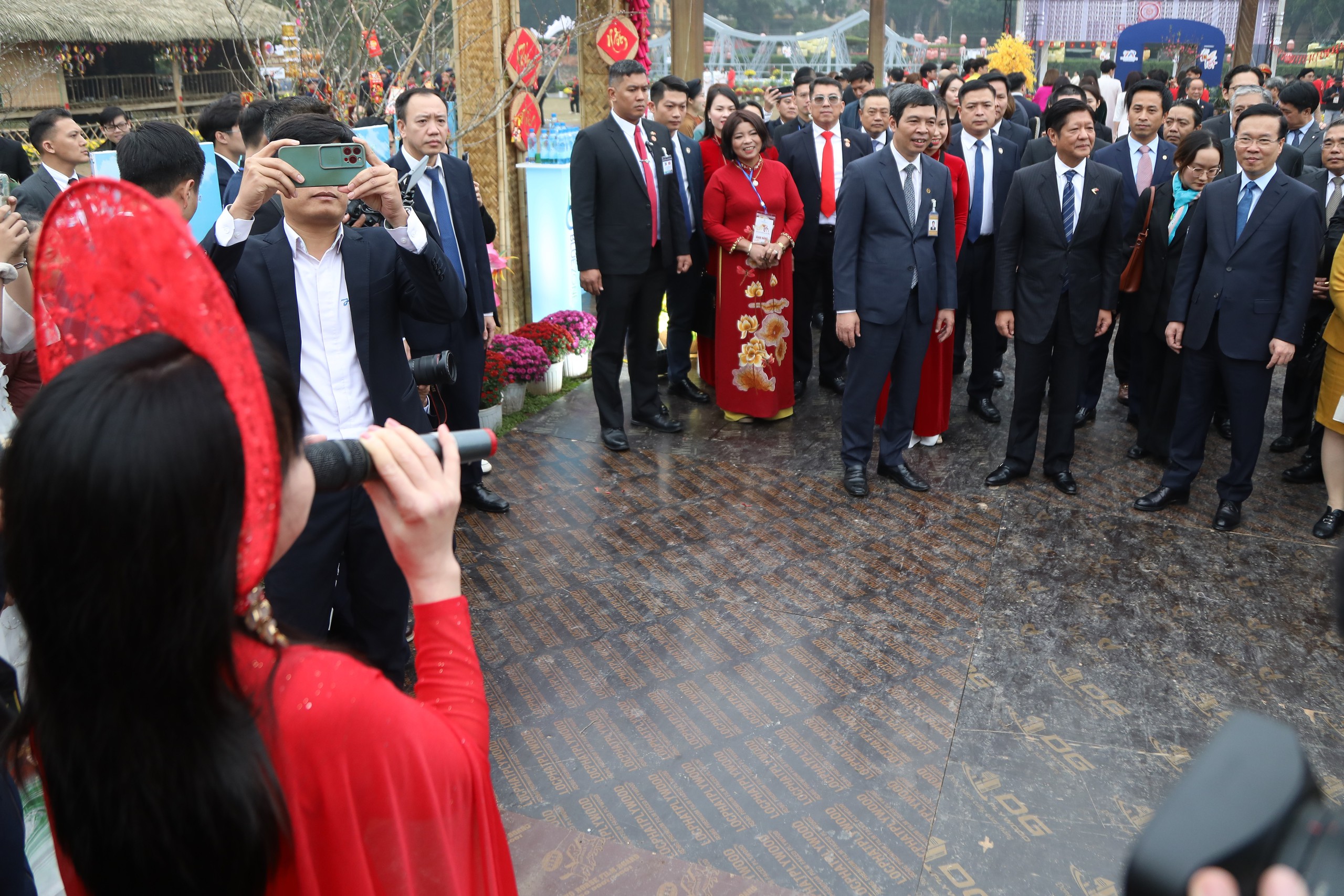 Chủ tịch nước Võ Văn Thưởng và Tổng thống Philippines thăm Hoàng thành Thăng Long- Ảnh 3.