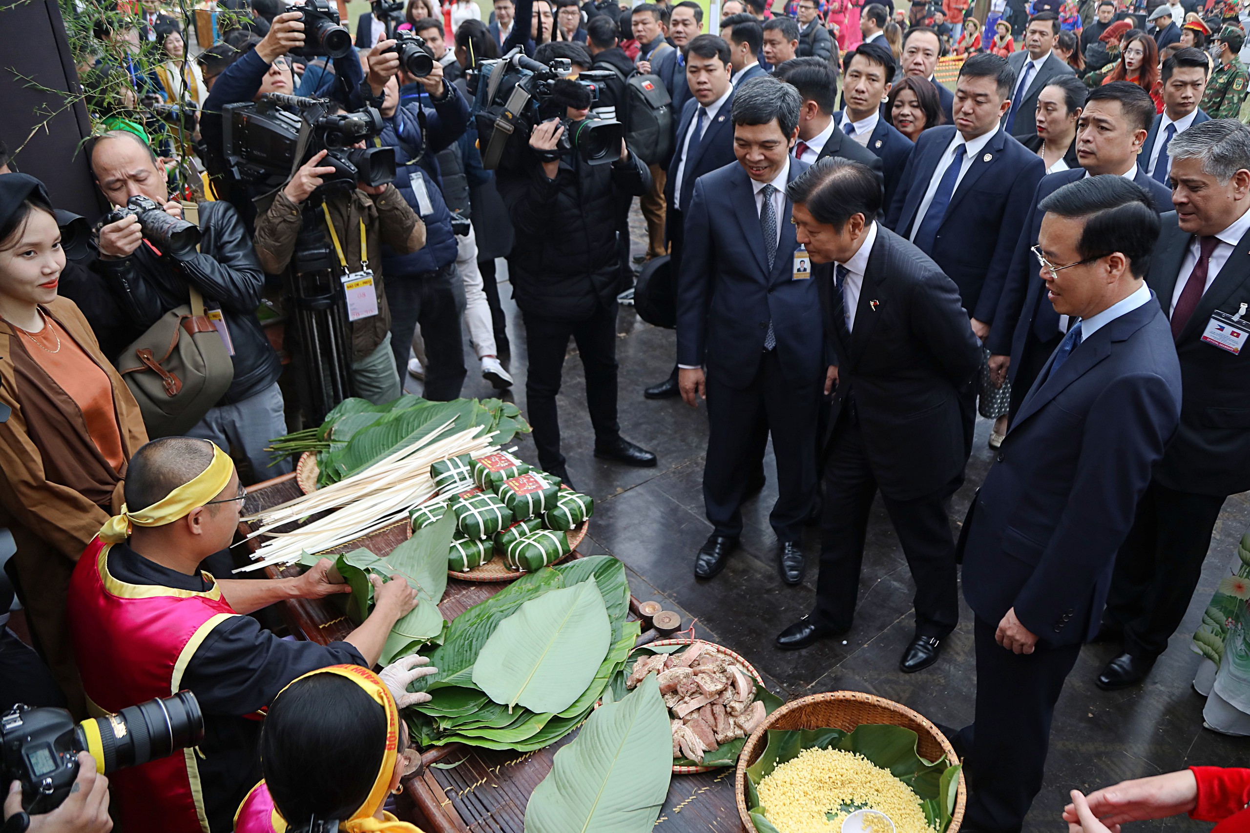 Chủ tịch nước Võ Văn Thưởng và Tổng thống Philippines thăm Hoàng thành Thăng Long- Ảnh 5.