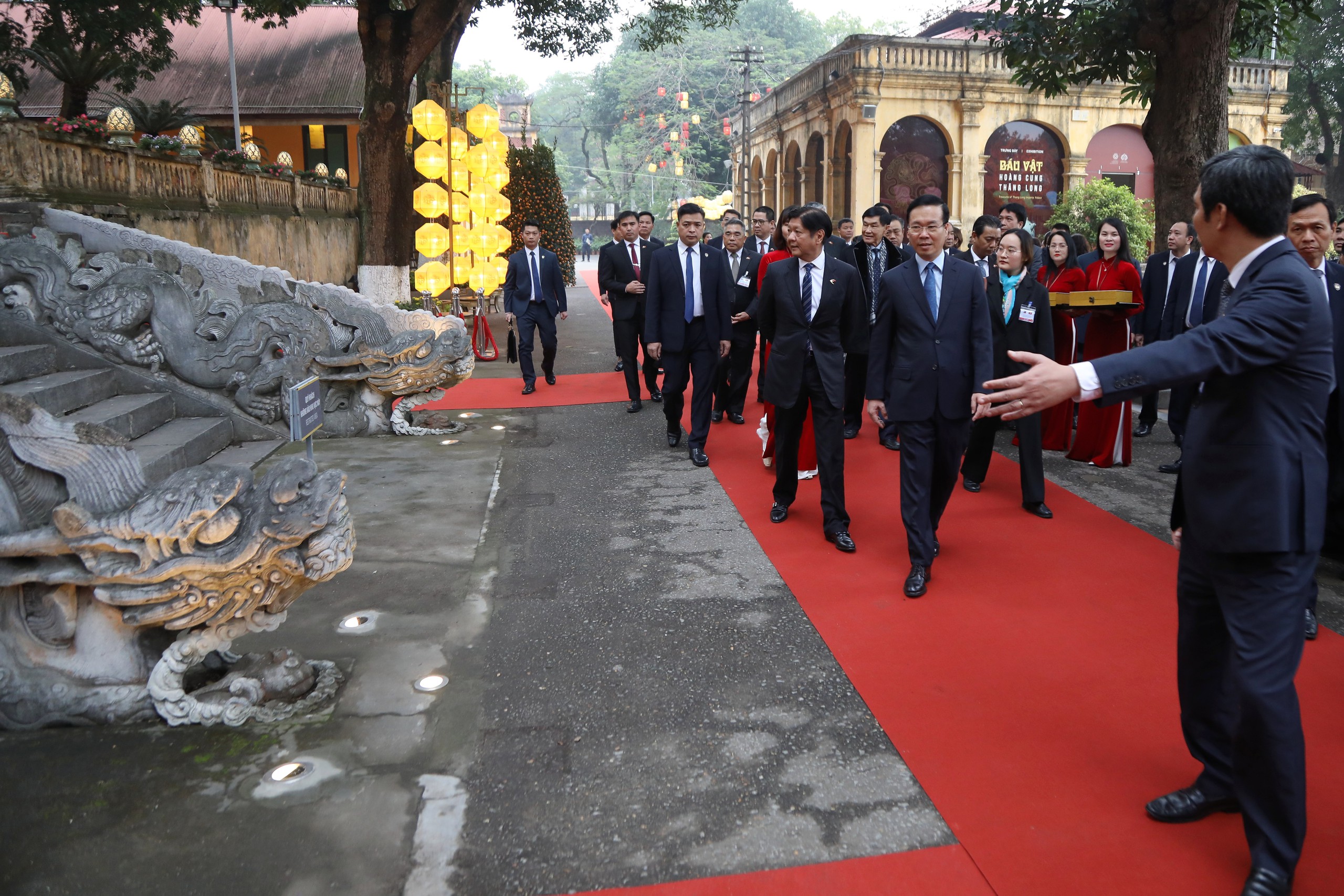 Chủ tịch nước Võ Văn Thưởng và Tổng thống Philippines thăm Hoàng thành Thăng Long- Ảnh 9.