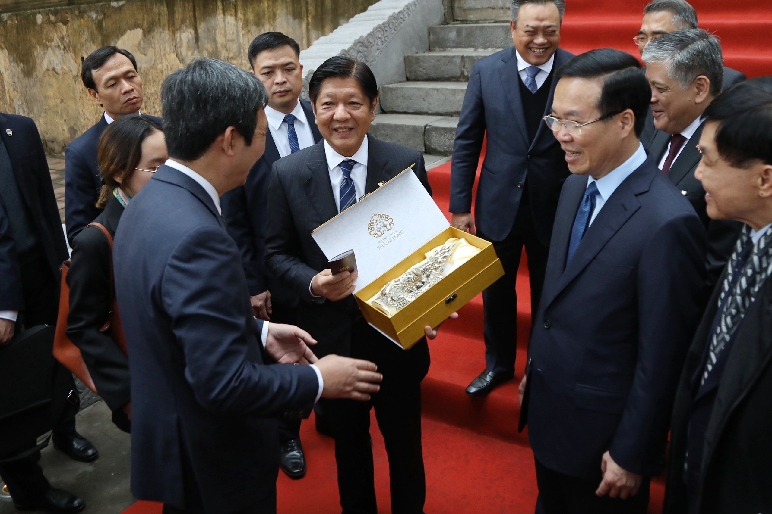 Chủ tịch nước Võ Văn Thưởng và Tổng thống Philippines thăm Hoàng thành Thăng Long- Ảnh 10.
