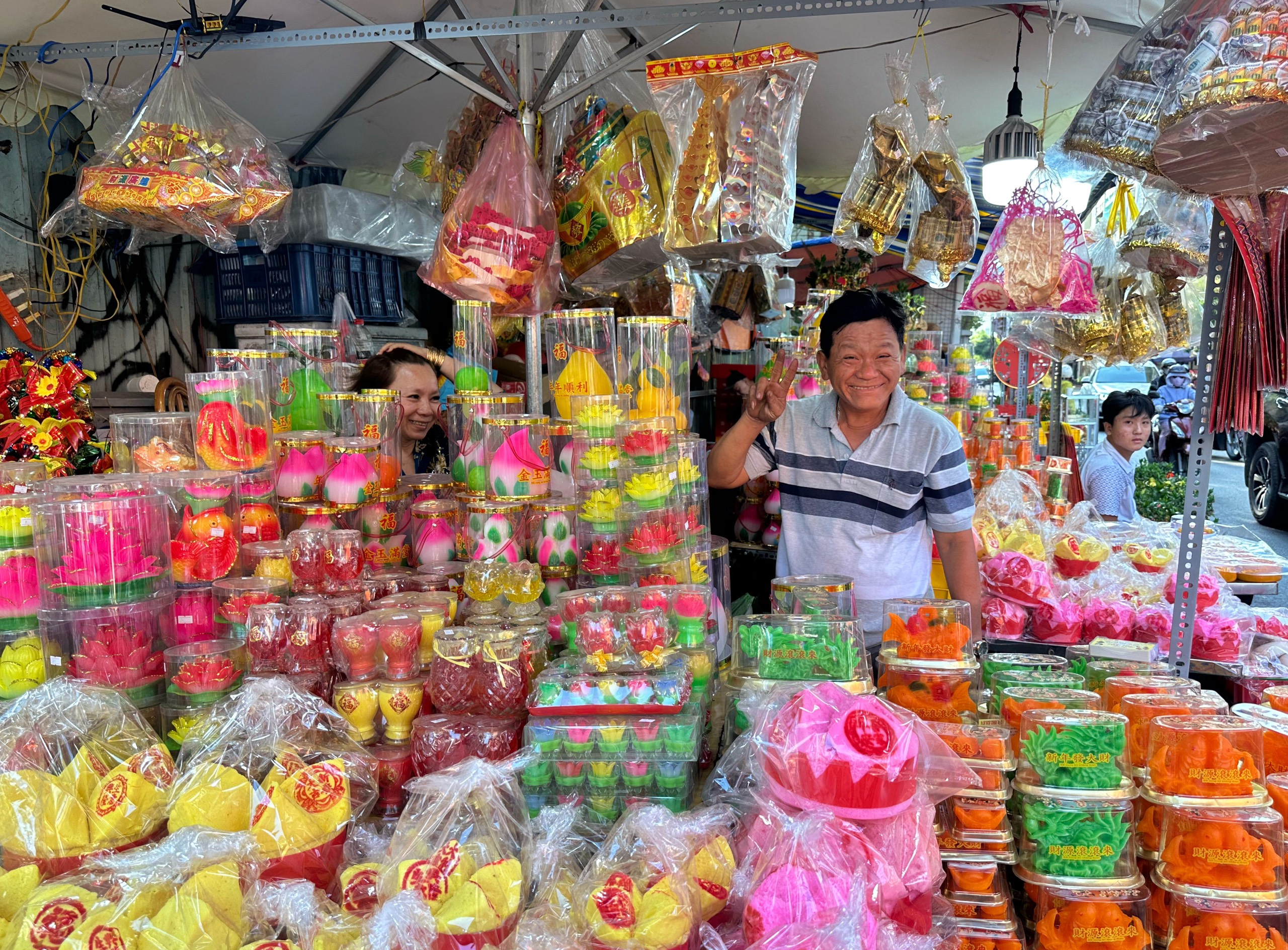 Chợ lạ chỉ xuất hiện dịp tết giữa lòng Chợ Lớn: Đủ sắc màu cuối năm- Ảnh 2.