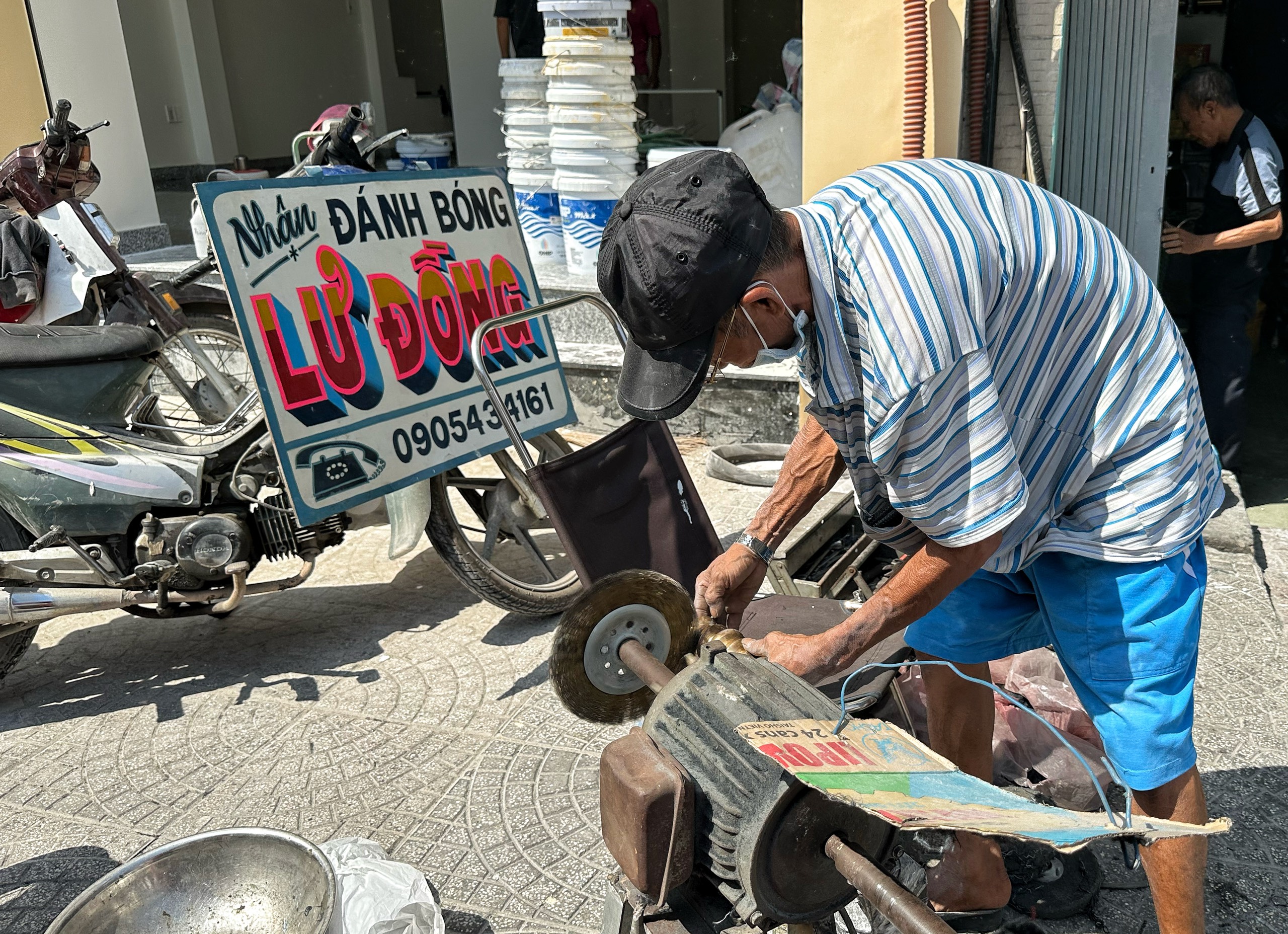 'Đệ nhất cao thủ' đánh bóng lư đồng ở TP.HCM làm không nghỉ, kiếm tiền triệu ăn tết- Ảnh 7.