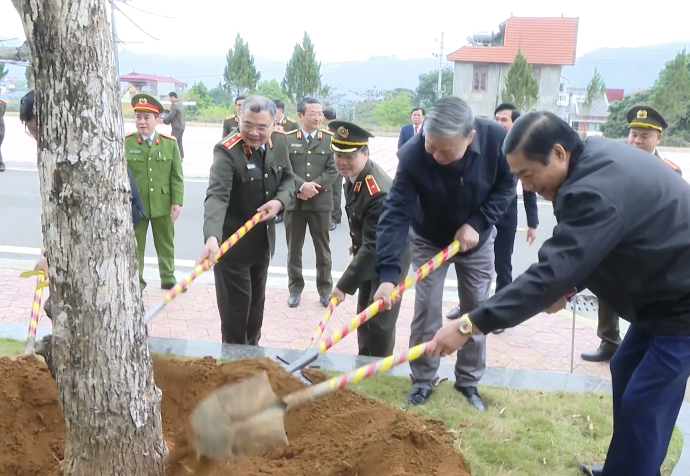 Đại tướng Tô Lâm thăm, tặng quà người nghèo, lao động khó khăn ở Sơn La- Ảnh 5.