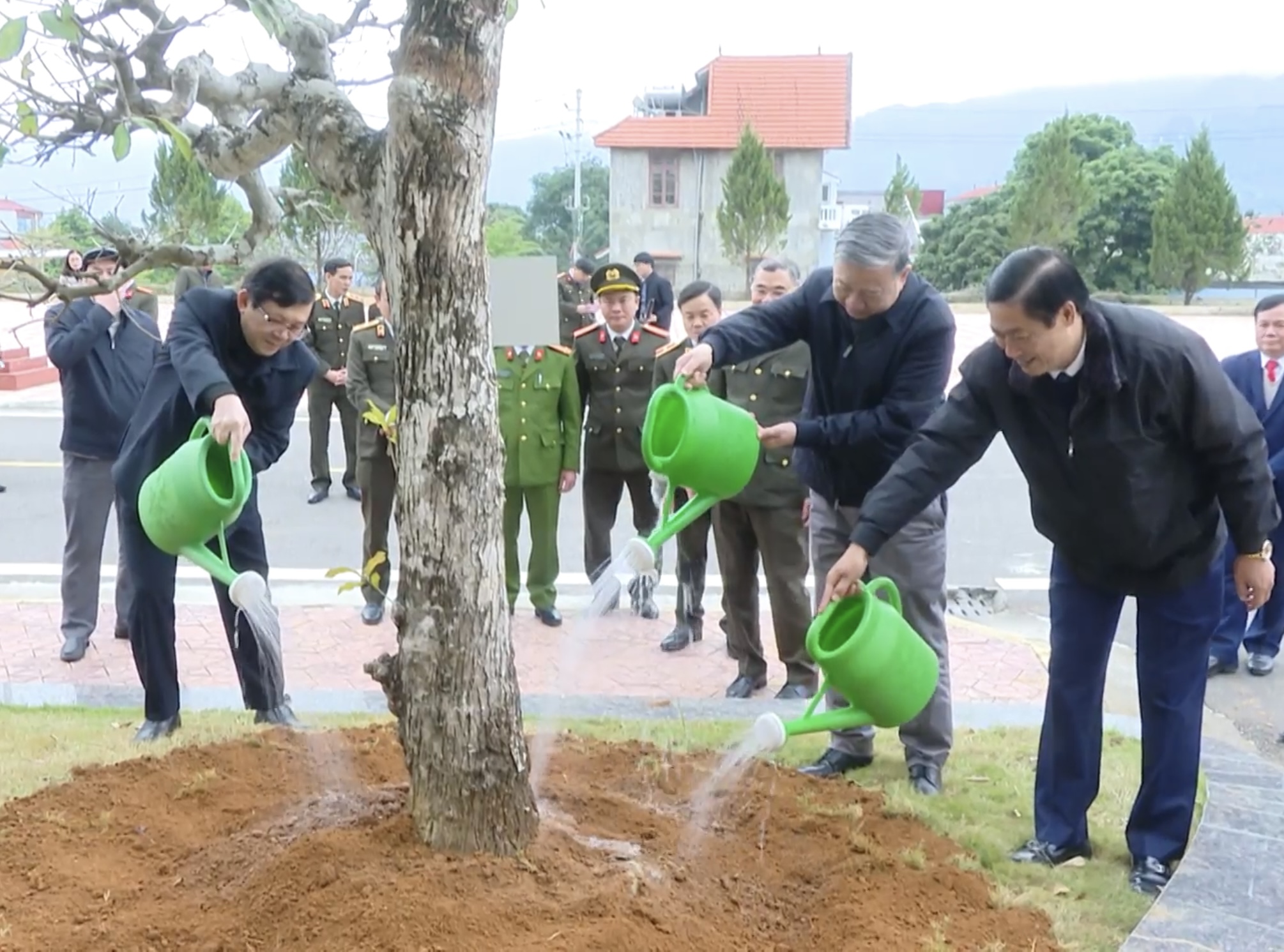 Đại tướng Tô Lâm thăm, tặng quà người nghèo, lao động khó khăn ở Sơn La- Ảnh 6.